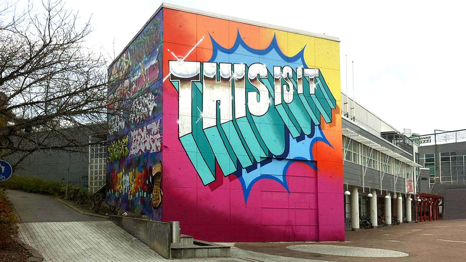 This is it -graffiti Vantaan taidemuseon torin puoleisella seinällä.